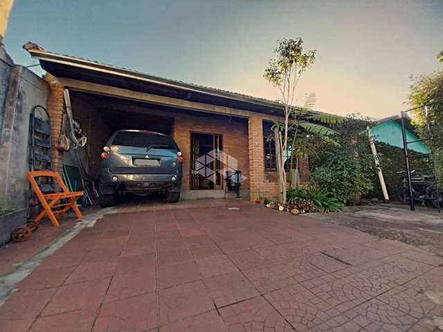 Casa à venda com 3 dormitórios, 2 vagas garagem, sala, cozinha ampla com fogão campeiro, anexo despe