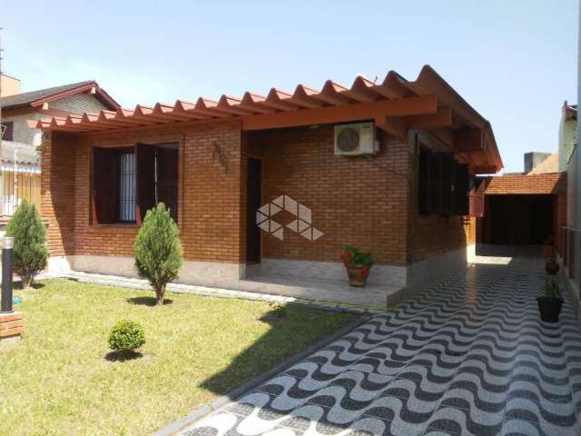 Casa à venda com 3 dormitórios, 4 vagas, no bairro Engenho, centro de Guaíba/RS