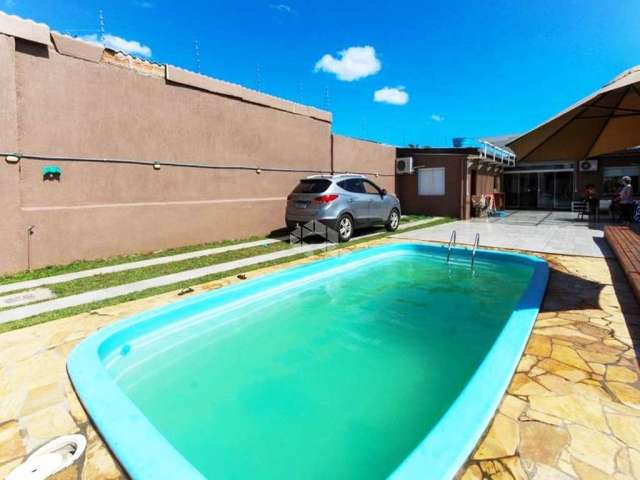 Casa com piscina 132m² 3 dormitórios, 05 vagas de estacionamento, no bairro Niterói em Canoas