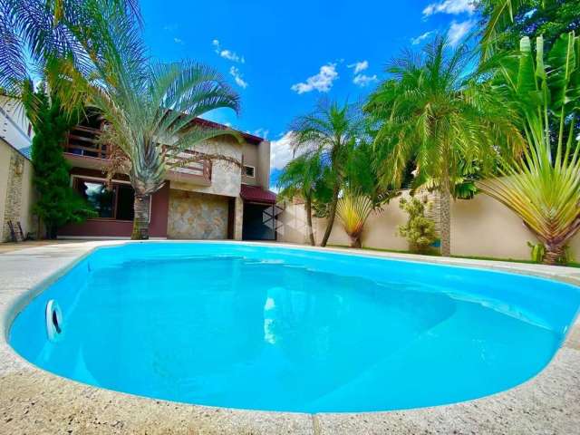 Sobrado com 4 dormitórios, amplo pátio com piscina no bairro São Luís.