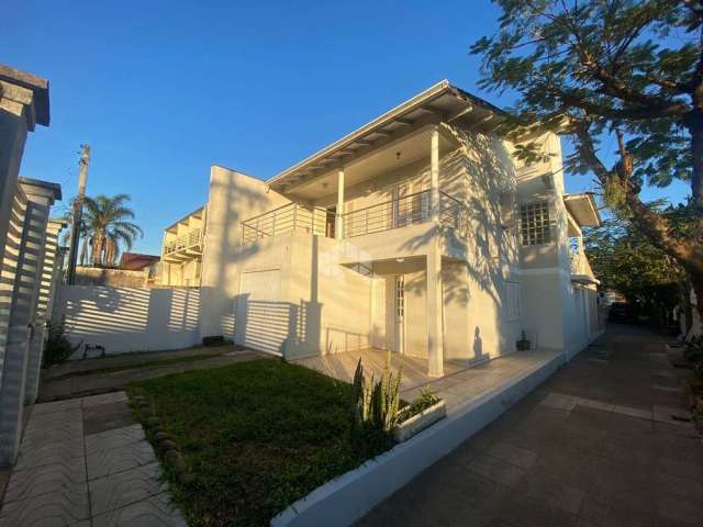 Casa sobrado, 4 dormitórios, 2 banheiros no bairro Niterói