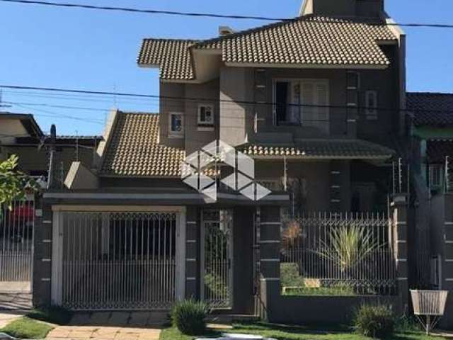 CASA/SOBRADO, COM 3 DORMITÓRIOS, 1 SUÍTE, PISCINA TÉRMICA E PÁTIO, MOINHOS DE VENTO, CANOAS. Aceita FGTS e pode ser  financiada.