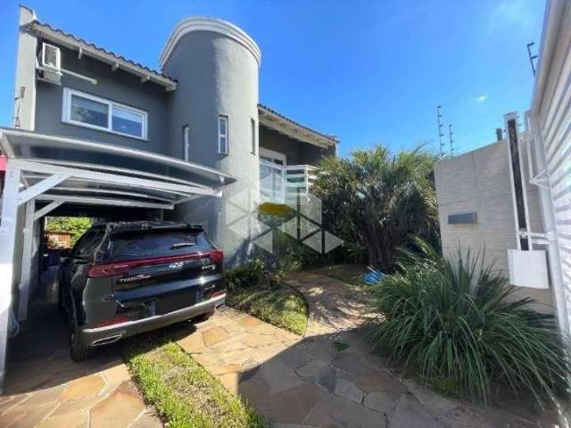 Casa sobrado, 3 dormitórios, sendo 1 suíte, espaço gourmet com churrasqueira, piscina e espaço fitness. Canoas