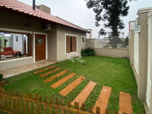 Casa sobrado, 4 dormitórios, sendo 2 suítes, espaço gourmet com churrasqueira, pátio com piscina. Marechal Rondon, Canoas