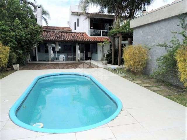 Casa com pátio e piscina no bairro Tristeza próximo a Orla do Guaíba