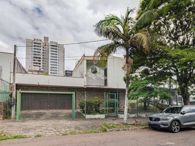 Casa com 4 dormitórios, 3 vagas cobertas de garagem no bairro Boa Vista próximo da Anita Garibaldi, Carlos Gomes e Nilo Peçanha