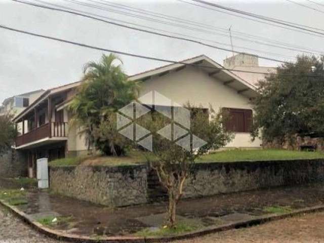 Casa de 4 quartos com 2 garagens coberta e pátio no Jardim Planalto