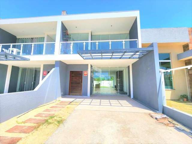 Casa nova de 3 dormitórios com pátio com Capão Novo