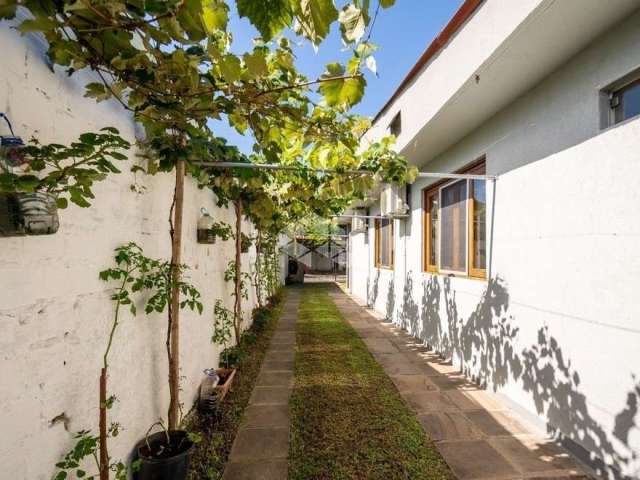 Casa de 3 quartos com pátio em terreno de 600m2 no Bairro Ipanema