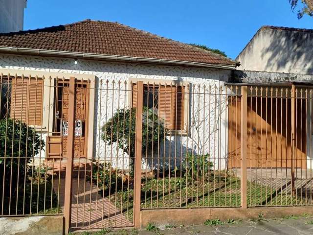 Casa térrea com edícula e pátio com 3 vagas de garagem no Bairro Nonoai