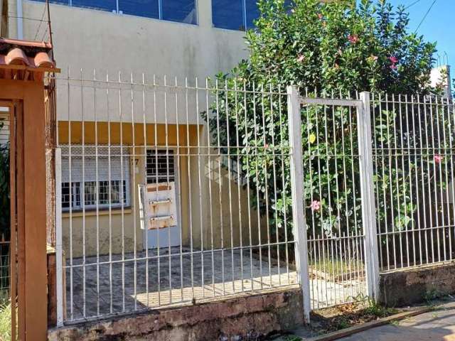 Casa de 4 quartos com pátio e 3 vagas de garagem no Bairro Nonoai próximo a SPAAN