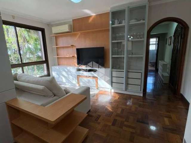 Apartamento mobiliado de 2 quartos com vista, garagem e elevador no Bairro Menino Deus próximo ao hospital Mãe de Deus e Orla do Guaíba.