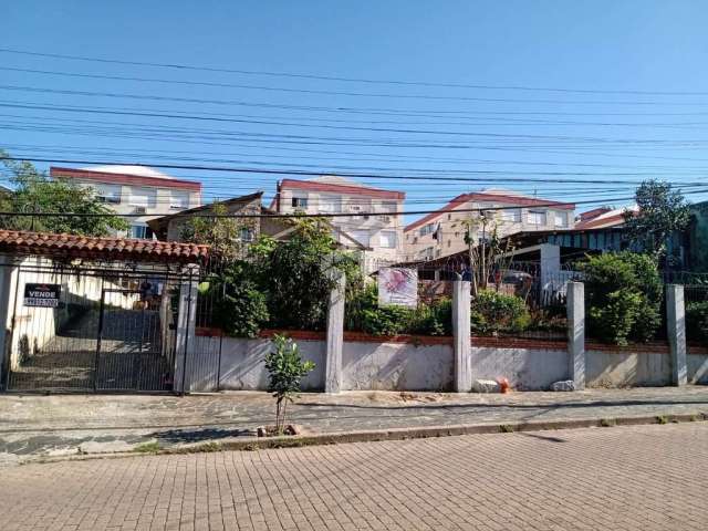 Terreno à venda, com casas e estacionamento,  Rubem Berta.