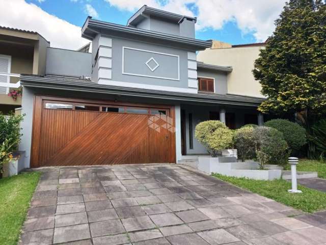 Casa em condomínio, 4 dormitórios sendo 2 suítes, 4 vagas, piscina.