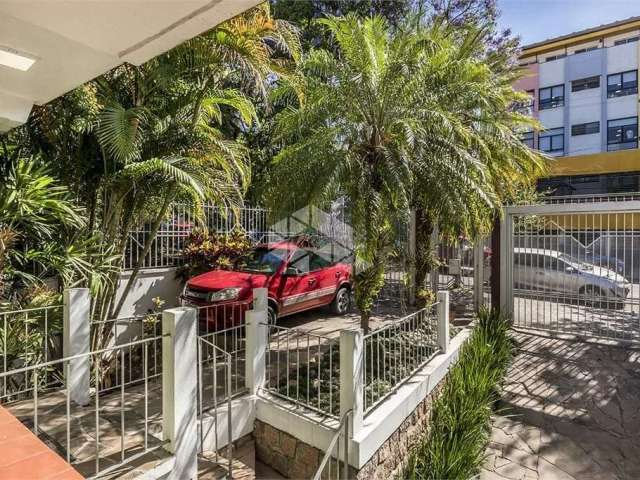 Casa à venda, 236 m² privativos, 5 quartos, 3 vagas cobertas, no bairro Higienópolis, Porto Alegre/RS