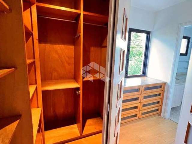 Apartamento com 3 suítes sendo duas  com closet, Hall privativo excelente localização, próximo ao Shopping Ibirapuera, Estação Eucaliptos