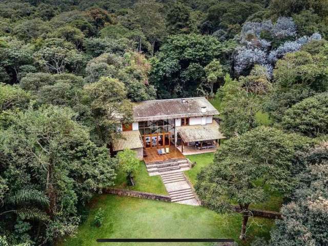 casa de Montanha à venda em Atibaia vaga para 6 carros e com cachoeira natural