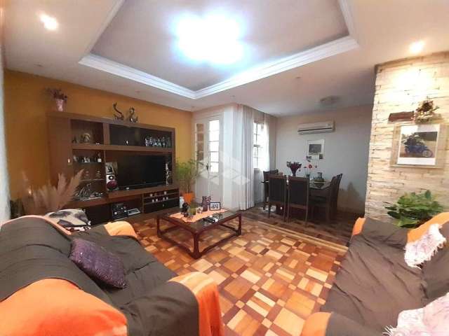 Apartamento 3 dormitórios, semimobiliado, reformado, pátio com churrasqueira, no Centro Histórico, em Porto Alegre.