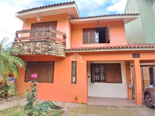 Casa 4 dormitórios e 5 vagas de garagem, semimobiliada, churrasqueira, sacada e terraço no bairro Jardim Floresta, Porto Alegre.