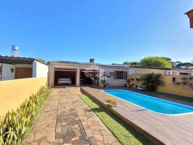 Casa com pátio e piscina, 2 dormitórios, com Vaga de Garagem no Bairro Alegria, em Guaiba.