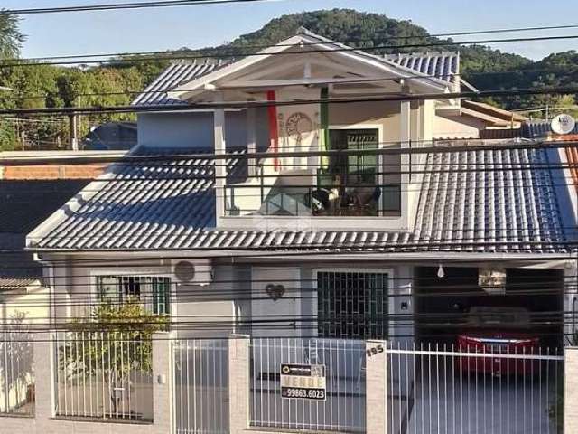 Casa  de quatro  dormitorio no bairro são sebastião-palhoça/sc