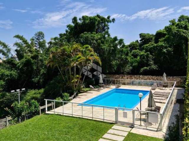 Apartamento com 3 dormitórios no bairro coqueiros - florianopolis/sc.