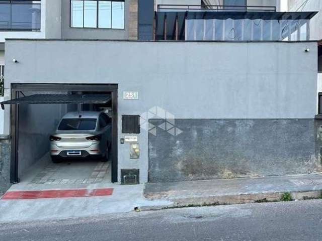 Casa dois pisos com suiíte e sacada localizado na serraria-são josé/sc