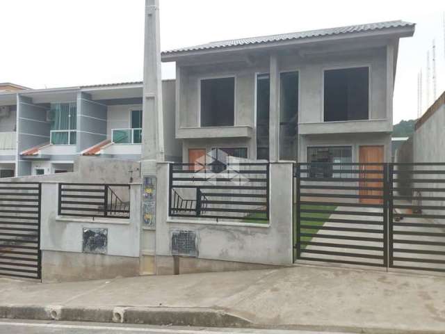 Casa geminada com 2 Dormitórios, 2 suítes em São José/SC