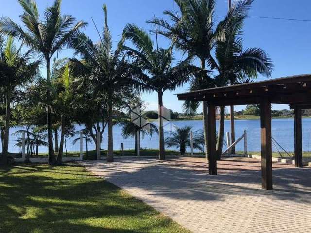 Casa em Balneário Gaivotas com 03 quartos sendo 01 suíte a beira da lagoa