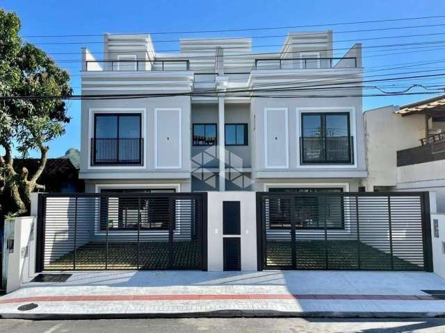 Sobrado Novo no Centro de Balneário Camboriú com terraço.