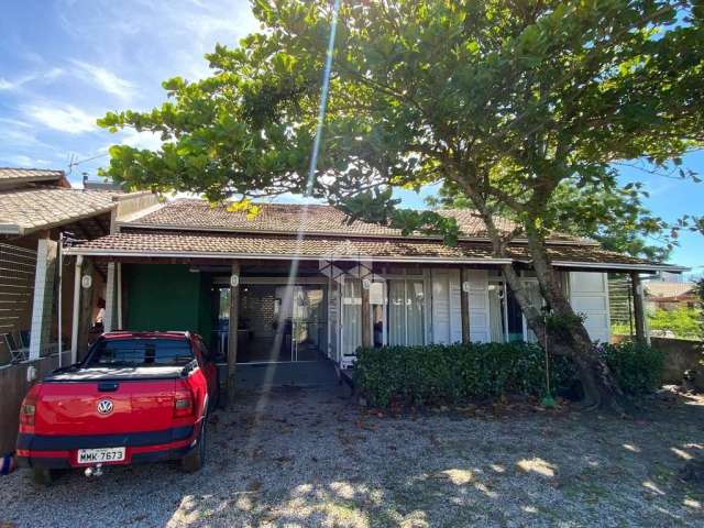 Casa em bombinhas bairro Canto Grande com 4 Dormitórios sendo 2 Suítes e amplo espaço interno