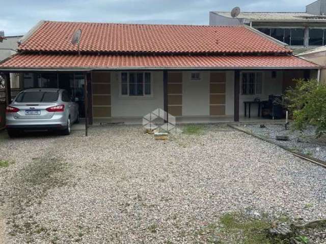 Casa Ampla em Porto Belo, térrea com ótimo espaço interno e externo, 1 suíte mais um banheiro social.