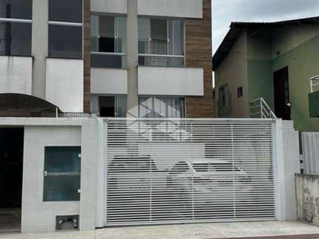 Apartamento em Balneário Camboriú sendo 2 quartos, 1 suíte, 1 vaga de garagem mobiliado, diferenciado, com área aberta e churrasqueira coberta