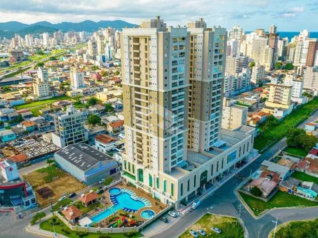 Apartamento com 3 dormitórios sendo 2 suítes e 2 vagas de garagem na Meia Praia.