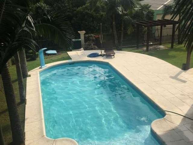 Casa 3 dormitórios, 1 suite, 4 banheiros, 1 escritorio, área de serviço, piscina, aceita financiamento.