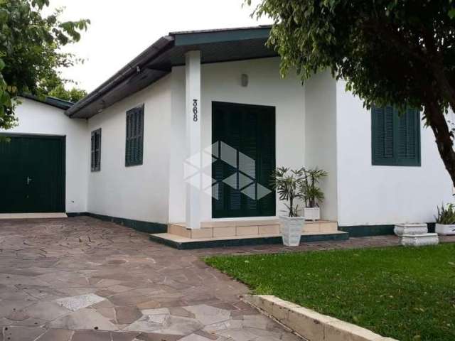 Casa plana, 2 dormitorios, 2 banheiros, 2 salas, cozinha, lavanderia, garagem, churrasqueira, amplo pátio