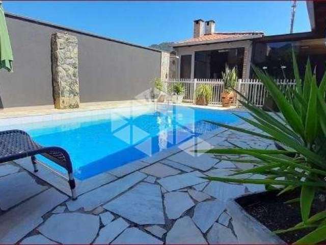 Casa com piscina e área de festas, localizada no bairro Centenário, Jaraguá do Sul.