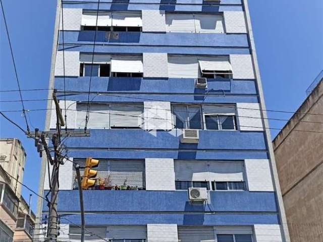 Desocupado Apartamento com  02 dormitórios com dependência e elevador.