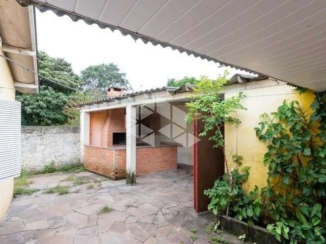 Casa 03 dormitórios e amplo pátio com churrasqueira