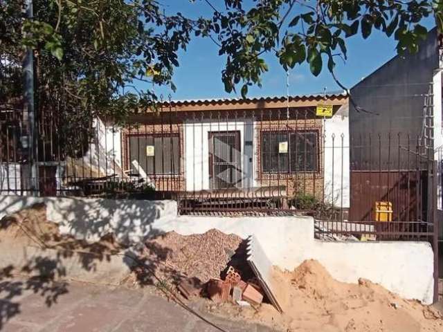 Linda Casa toda em processo de reforma, com 3 dormitórios e pátio amplo.