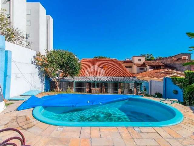 Casa com jardim amplo e piscina no Cristal