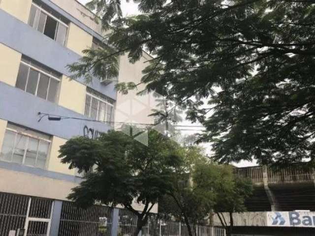 Apartamento tipo casa (térreo) e com garagem entre os bairros Azenha e Medianeira.