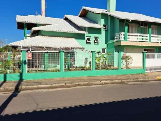 Casa à venda com 5 dormitórios em Capão Novo à 400m da praia