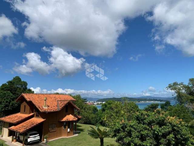 Terreno a venda  com dois sobrados em Canajurê com vista mar