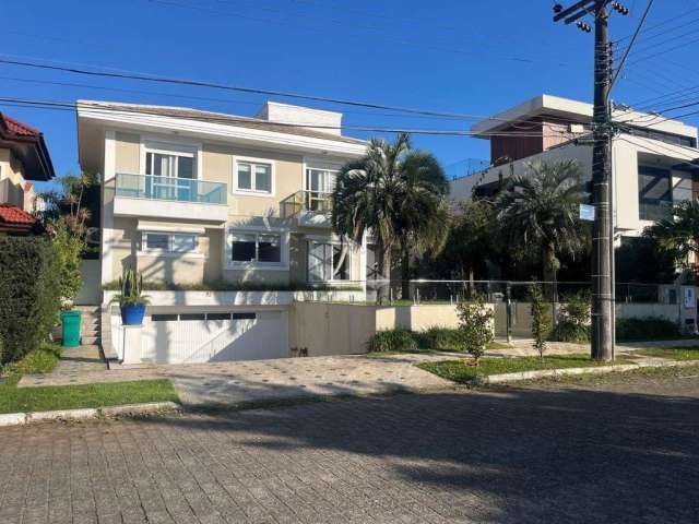 Casa à venda de 4 suítes na praia em Jurerê Internacional