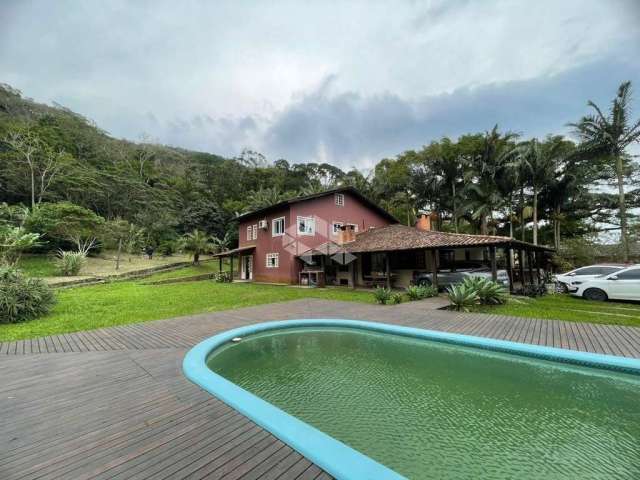 Chácara com sete dormitórios e piscina no Pântano do Sul em Florianópolis