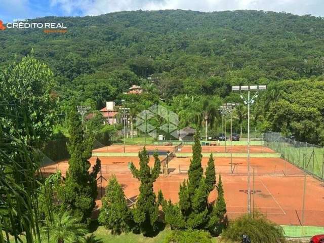 Cobertura duplex em condomínio beira de lagoa