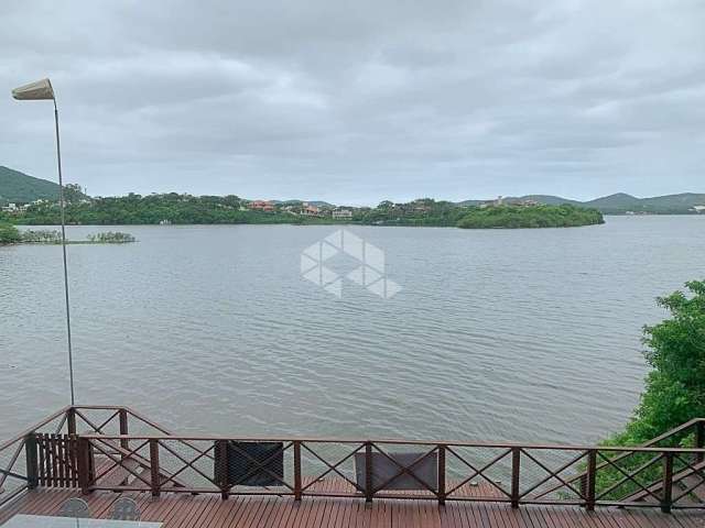 Casa com vista espetacular da lagoa da conceição com deck e varanda na beira da lagoa