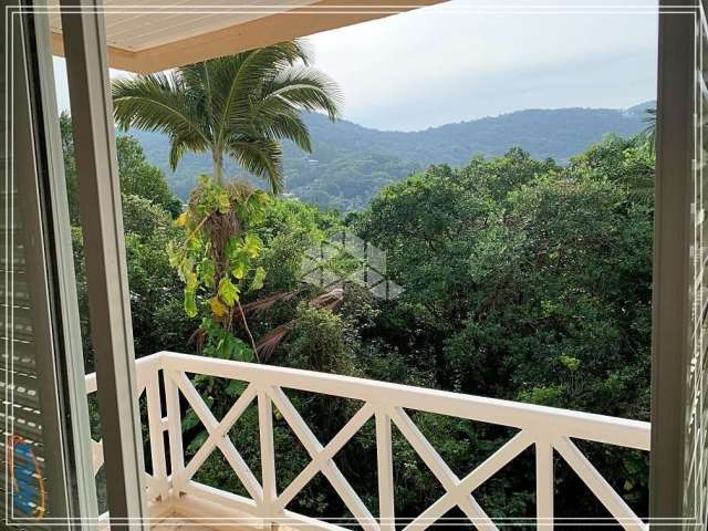 Cobertura de 3 quartos (1 suíte) com vista permanente da lagoa da conceição