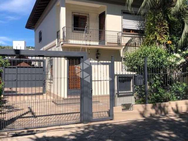 Casa com QUATRO DORMITÓRIOS SENDO 2 SUÍTES Bairro Nonoai.